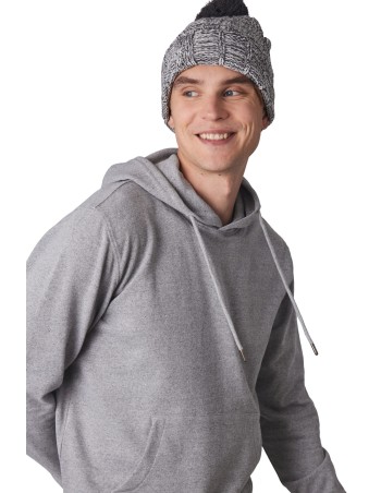 Gorro con pompón y dobladillo