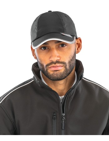 Gorra con bordes reflectantes